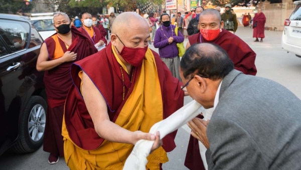 Gyaltsab Rinpoche Makes Offerings at the Mahabodhi Stupa