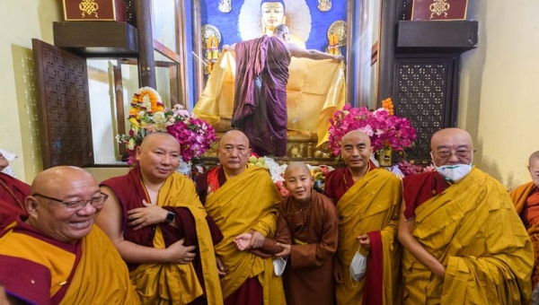 Bokar Yangsi Rinpoche Receives Barma Rabchung Vows at the Mahabodhi Stupa