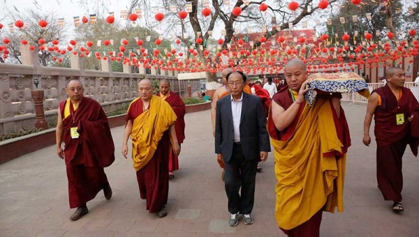 Seeking the Buddha’s Blessings for the Monlam: Goshir Gyaltsap Rinpoche Makes Offerings at the Mahabodhi Stupa
