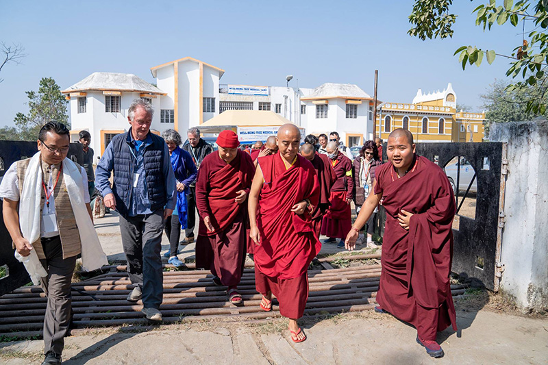 ༸སྐྱབས་རྗེ་མི་འགྱུར་རིན་པོ་ཆེ་མཆོག་ཨ་དཀོན་རིན་པོ་ཆེའི་རྗེས་དྲན་ཟས་སྦྱིན་ཁང་དུ་གཟིགས་ཞིབ་ཕྱིར་ཆིབས་སྒྱུར་བསྐྱངས་པ།