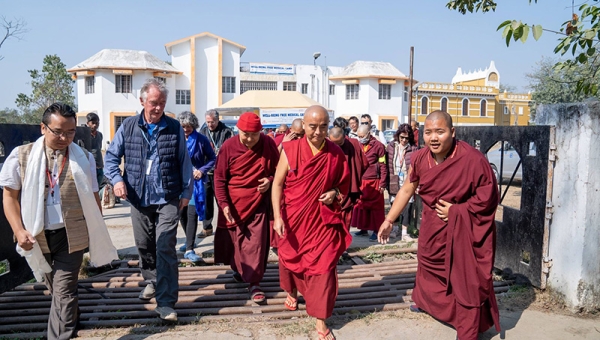 ༸སྐྱབས་རྗེ་མི་འགྱུར་རིན་པོ་ཆེ་མཆོག་ཨ་དཀོན་རིན་པོ་ཆེའི་རྗེས་དྲན་ཟས་སྦྱིན་ཁང་དུ་གཟིགས་ཞིབ་ཕྱིར་ཆིབས་སྒྱུར་བསྐྱངས་པ།