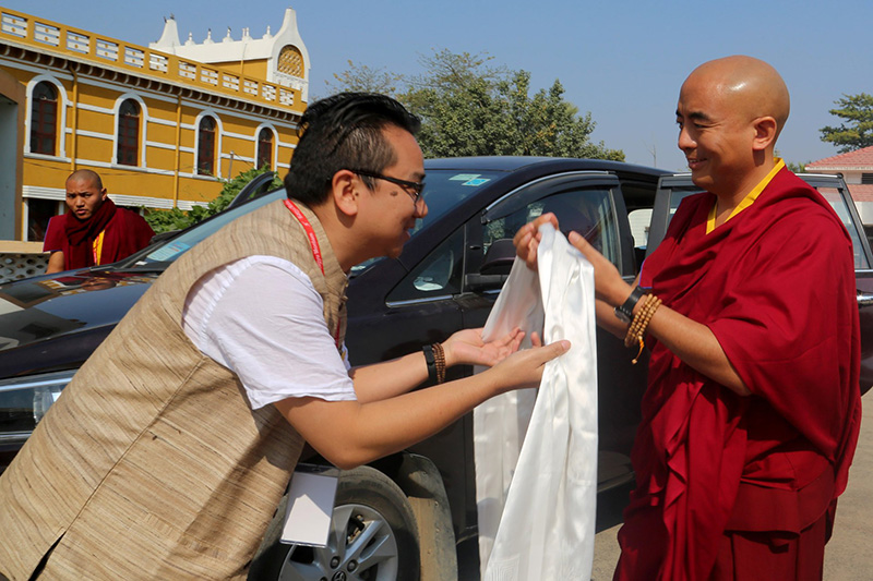 ༸སྐྱབས་རྗེ་མི་འགྱུར་རིན་པོ་ཆེ་མཆོག་བཀའ་བརྒྱུད་སྨོན་ལམ་གྱི་རིན་མེད་སྨན་སྦྱིན་བརྟག་དཔྱད་ཁང་དུ་གཟིགས་ཞིབ་ཆིབས་བསྒྱུར་བསྐྱངས་པ།  