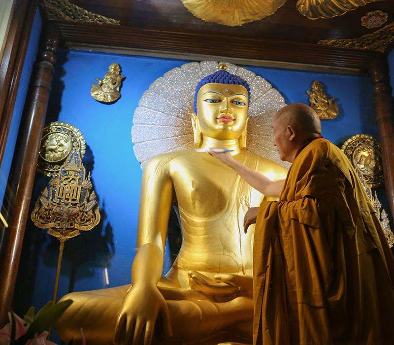 Gyaltsab Rinpoche Gilds the Golden Buddha